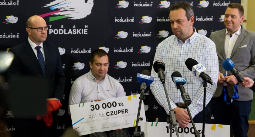 Marszałek Artur Kosicki nagrodził Rafała Czupera i jego trenera