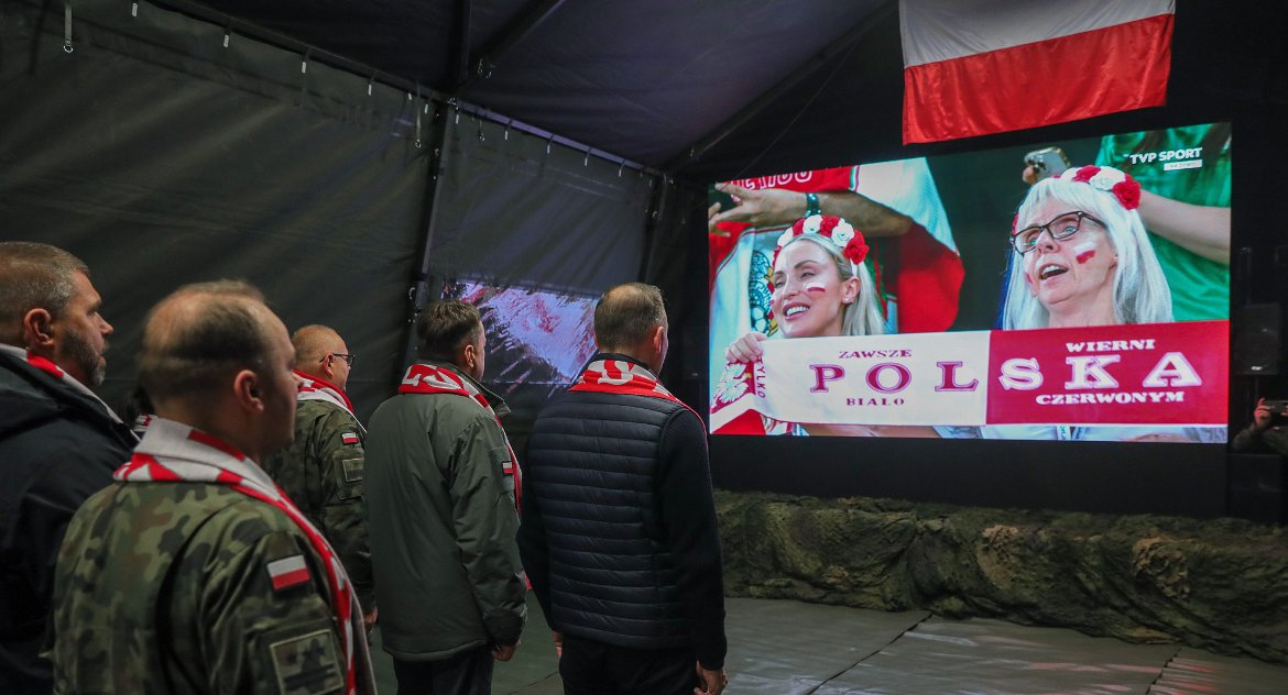 Prezydent Duda i wicepremier Błaszczak oglądali mecz razem z żołnierzami i funkcjonariuszami w Nowej Łuce na Podlasiu