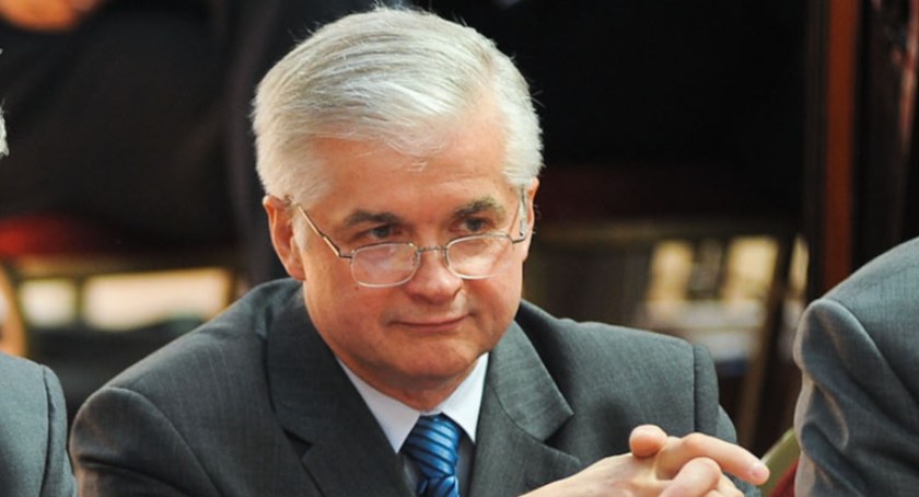 Brukselscy urzędnicy od miesięcy nie są w stanie przesłać potwierdzenia uchylenia immunitetu Włodzimierzowi Cimoszewiczowi