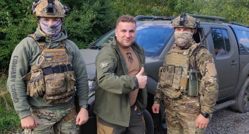 Polak sam dostarcza na front terenówki dla żołnierzy ukraińskich