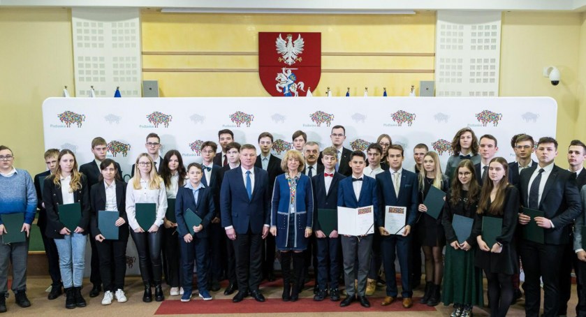 Najlepsi uczniowie z województwa podlaskiego otrzymali nagrody od samorządu wojewódzkiego