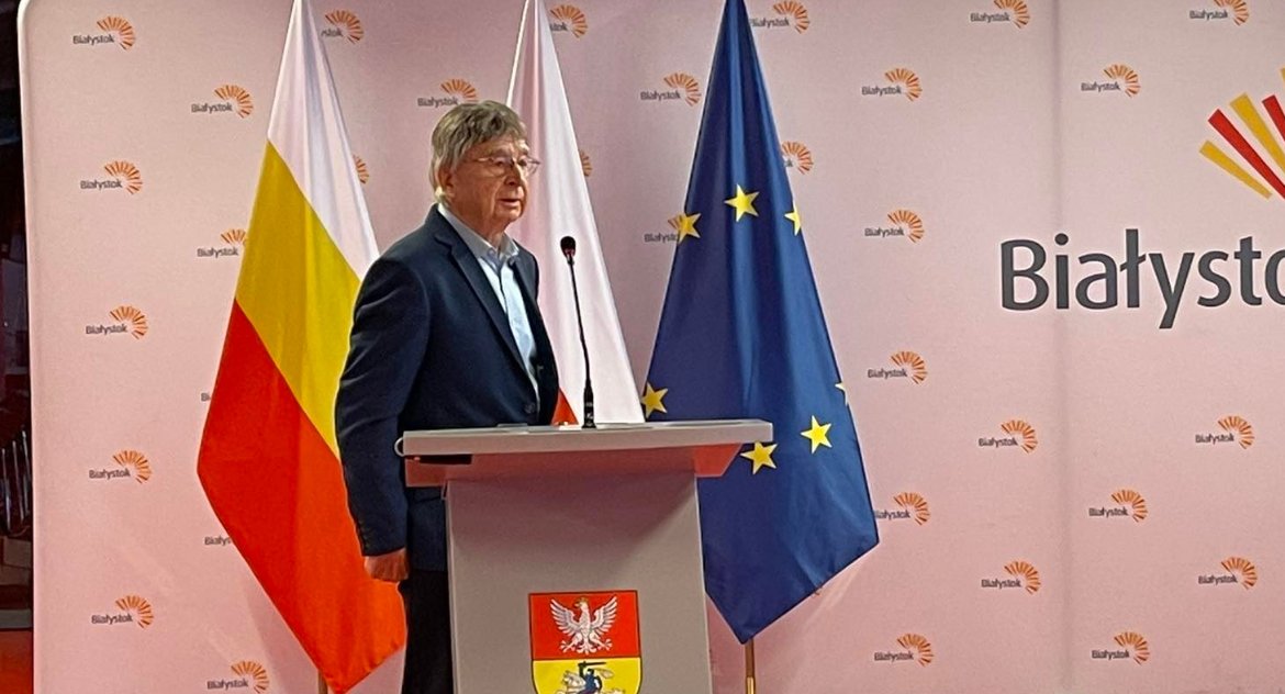 Mieszkaniec pochwalił prezydenta. Kiedy zaczął chwalić marszałka, nagle mikrofon przestał działać