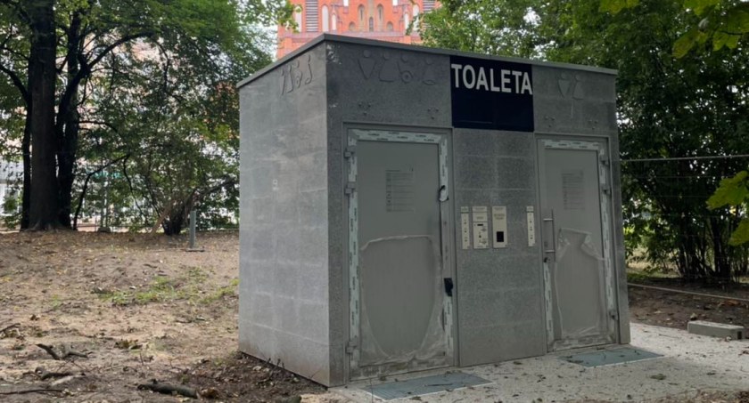 Szalet publiczny za prawie pół miliona ma wady. Dlatego wciąż jest nieczynny