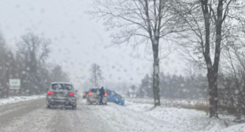 Bardzo trudne warunki drogowe w całym regionie. Ciężarówki nie mogą wjechać pod górę. Auta osobowe w rowach