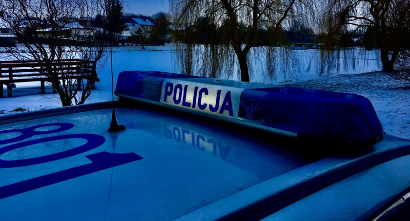 Kobieta uciekła z płonącego mieszkania. Pomogli jej policjanci
