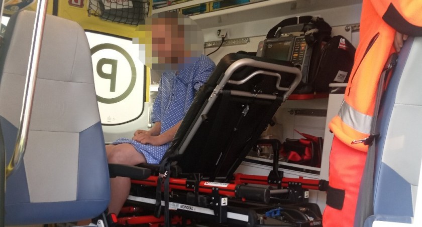 Bosy i w samej koszuli uciekł ze szpitala. Dzięki Straży Miejskiej szybko wrócił z powrotem do szpitala
