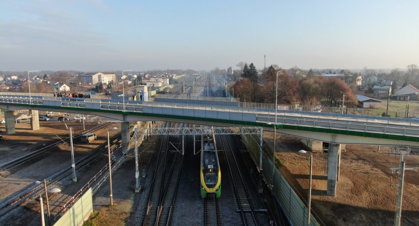 Na trasie Rail Baltica z Białegostoku do Warszawy powstał ogromny wiadukt nad torami