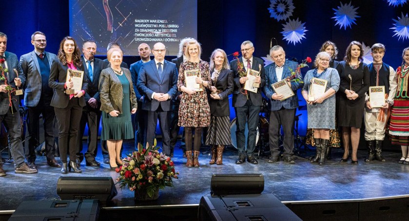 Ciężko pracowali w minionym sezonie artystycznym. Nagrodził ich marszałek województwa