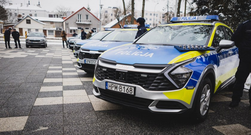 Radiowozy w nowych już barwach trafiły do podlaskich policjantów