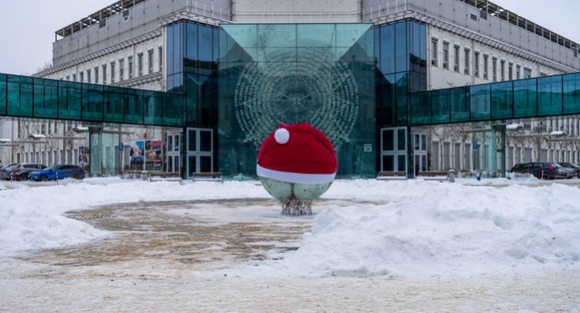 Szklana kula otrzymała ogromną świąteczną czapkę