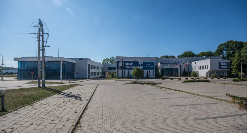 Prawie dwa lata temu Miasto kupiło budynki po WSAP. Wszystko stoi, niszczeje i nic się nie dzieje