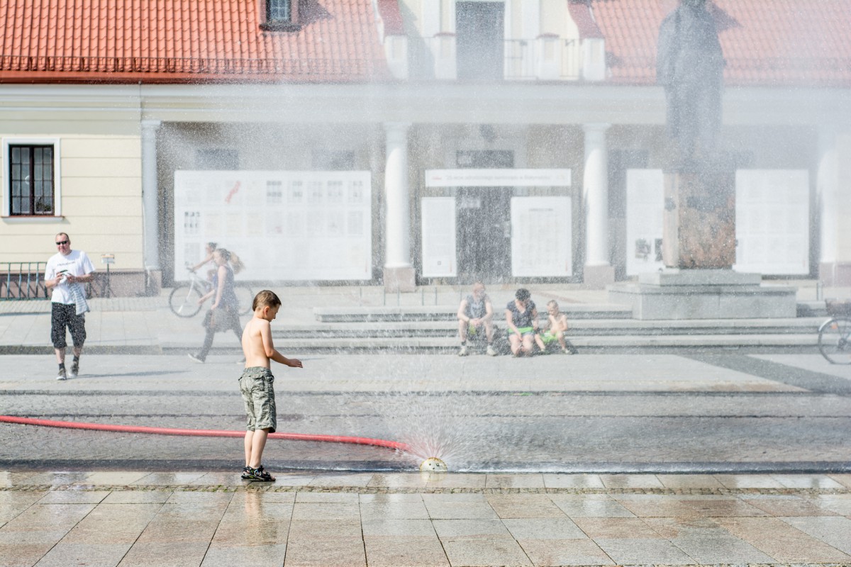 Idziemy pluskać się w centrum? Kurtyny wodne odpalone!