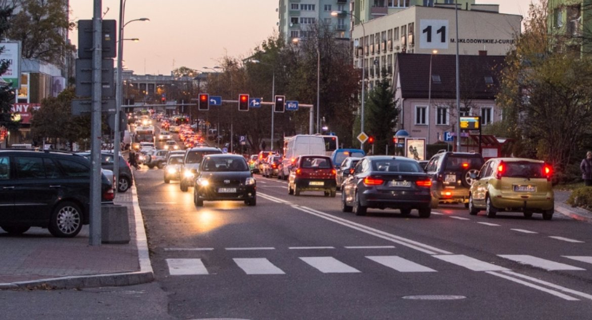 W Białymstoku jest coraz więcej porzuconych samochodów. Nie wszystkie można usunąć od razu