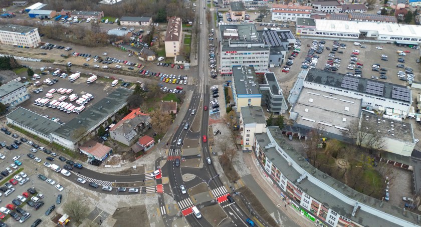 Zakończyły się prace u zbiegu ulicy Zwycięstwa i Kolejowej. Budowa przejścia pod torami wciąż trwa