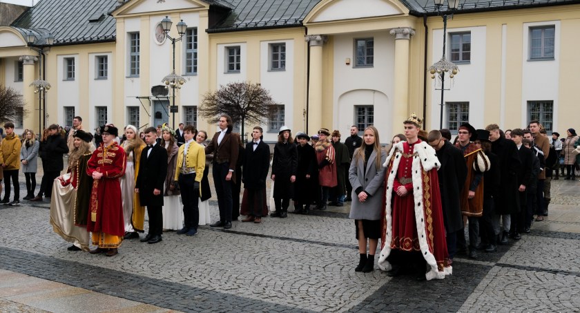 Tegoroczni maturzyści odtańczyli poloneza na Rynku Kościuszki w Białymstoku
