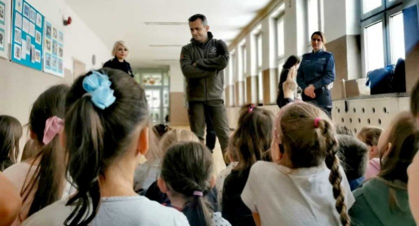 Z najmłodszymi spotkali się leśnicy i mundurowi. Edukowali jak bezpiecznie spędzić ferie zimowe
