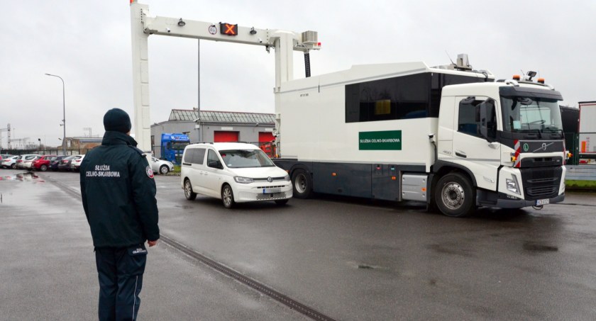 Podlascy celnicy otrzymali nowoczesny mobilny skaner RTG