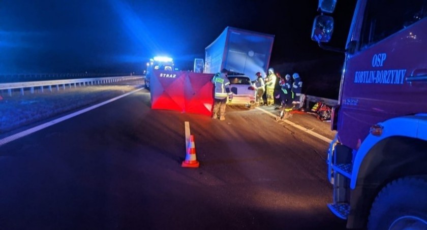Śledczy wykluczają pozawypadkowe przyczyny śmierci trójki mężczyzn, którzy zginęli w wypadku na krajowej ósemce