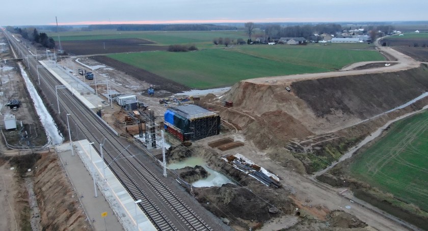 Trwa budowa trasy Rail Baltica oraz przystanków kolejowych