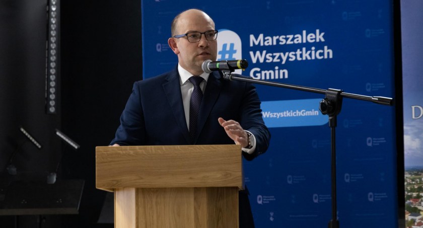 Artur Kosicki spotkał się z mieszkańcami i samorządowcami w Dąbrowie Białostockiej w ramach akcji #MarszalekWszystkichGmin