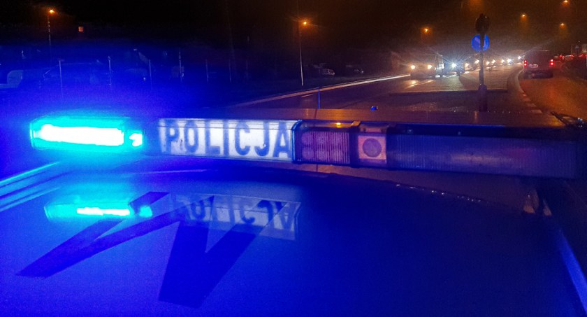 Policjanci podjęli resuscytację mężczyzny, który leżał na chodniku. Udało się przywrócić mu funkcje życiowe
