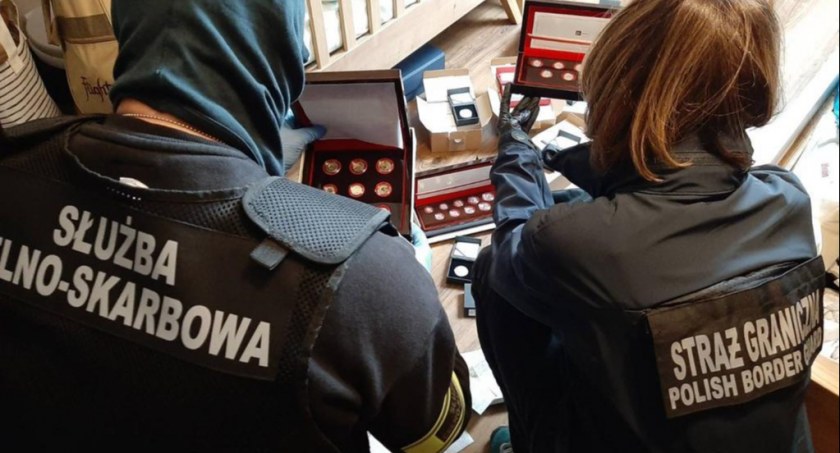 Największy w historii gang handlujący papierosami został rozbity. Wśród zatrzymanych są celnicy z Bobrownik. Zobacz wideo