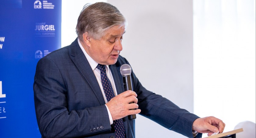 Zdaniem europosła Krzysztofa Jurgiela odbudowa zasobów przyrodniczych w UE nie powinna być realizowana poza traktatowo