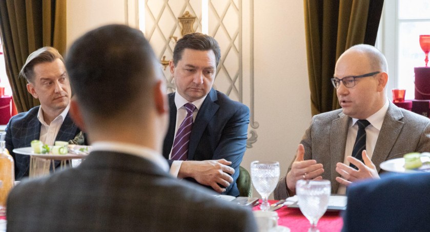 Podczas śniadania biznesowego marszałek województwa rozmawiał z przedsiębiorcami
