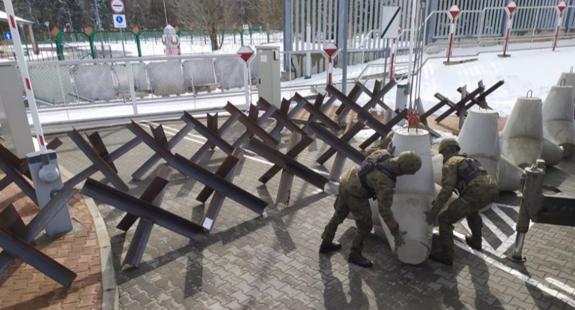 Żołnierze stawiają zapory przeciwczołgowe na granicy z Białorusią