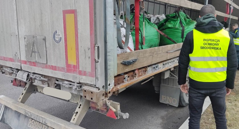 Inspektorzy WIOŚ zatrzymali transport nielegalnych odpadów niebezpiecznych