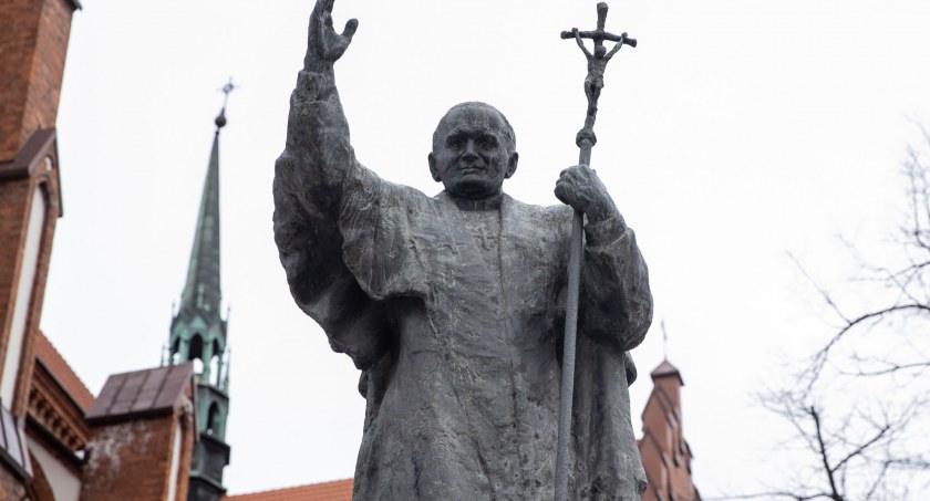 Trzech podlaskich posłów nie głosowało, a jeden był przeciw uchwale w sprawie obrony dobrego imienia św. Jana Pawła II