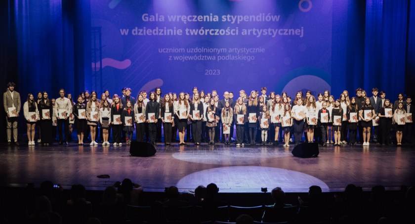 Ponad 300 uczniów województwa podlaskiego odebrało stypendia z rąk marszałka