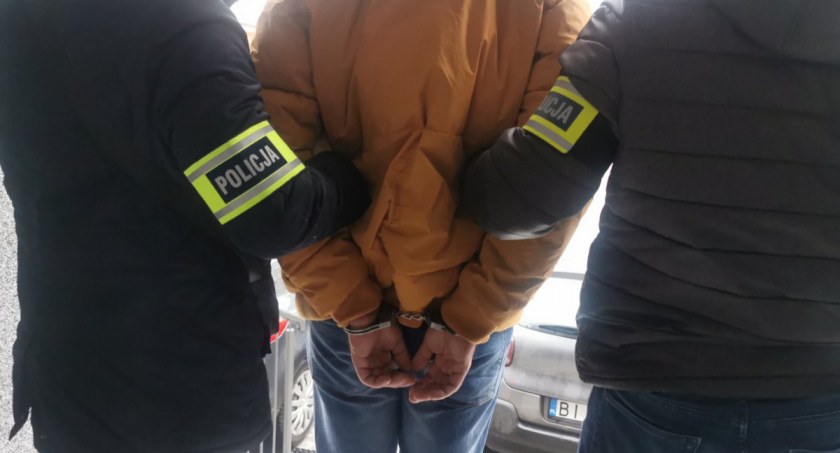 Skradzioną w sklepie wódkę pił między półkami. Policjanci zatrzymali „spragnionego” 40-latka