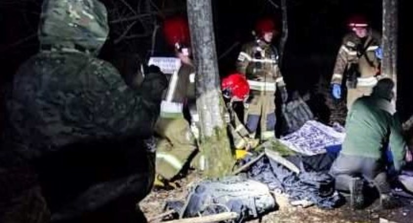 Znów trzeba było ratować z bagien nielegalnego migranta. W akcji ratowniczej strażnikom granicznym pomagali strażacy
