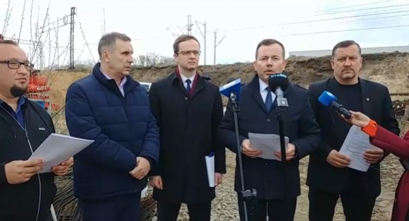 Miasto traktuje kolej po macoszemu. Przy powstających przystankach nie inwestuje w infrastrukturę
