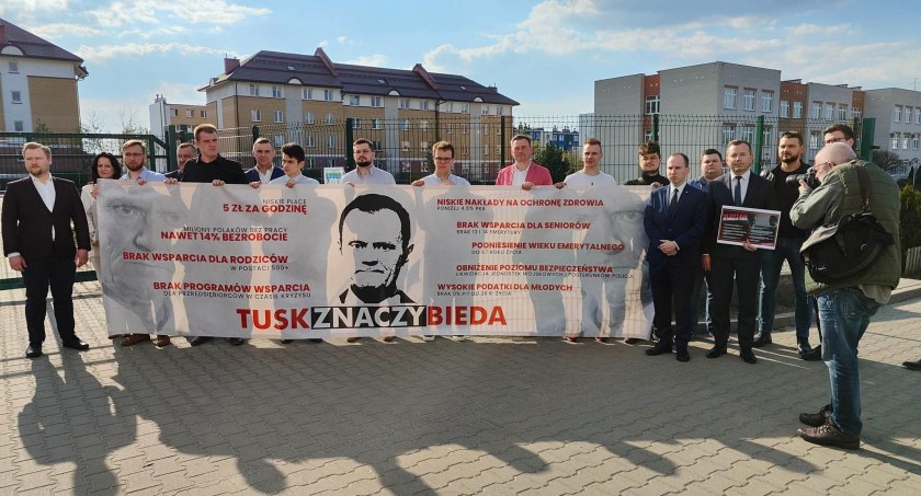 Przez trzy miesiące Donald Tusk nie odpowiedział na pytania polityków podlaskiego PiS. Padły więc ponownie w trakcie jego wizyty w Kleosinie