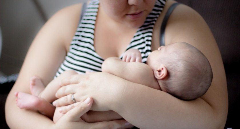 Mama, tata i zasiłki na dzieci. Nastąpiły korzystne zmiany w przepisach