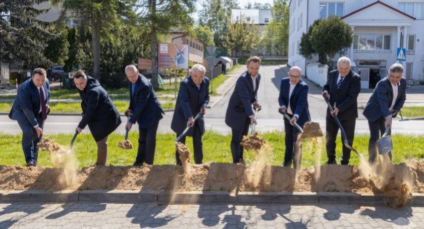 Pierwsze łopaty wbite. Rusza przebudowa ulicy Raginisa w Białymstoku