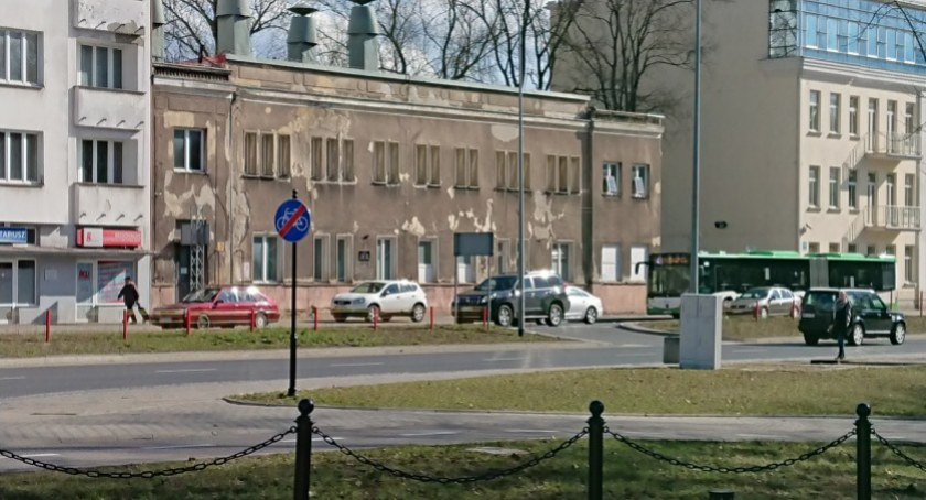Brakuje miejsc parkingowych pod Departamentem Obsługi Mieszkańców. Jest pomysł, aby wybudować parking przy sąsiednim budynku