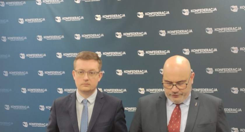 Poseł Winnicki w szpitalu - mówi się o problemach z sercem. Zrezygnował z ważnych funkcji