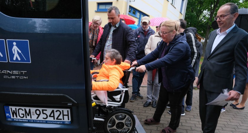 Mieszkańców DPS z Baranowickiej będzie woził nowy samochód 