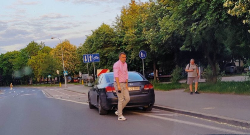 Władza może więcej. Rafał Rudnicki parkuje gdzie chce