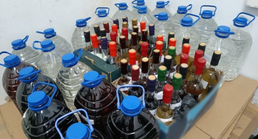 Alkoholu nie zmieścił w piwnicy, to schował i do garażu. Ktoś dał cynk?