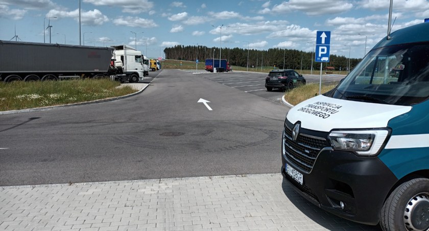 Nieoznakowaną ciężarówką przewoził nielegalne odpady