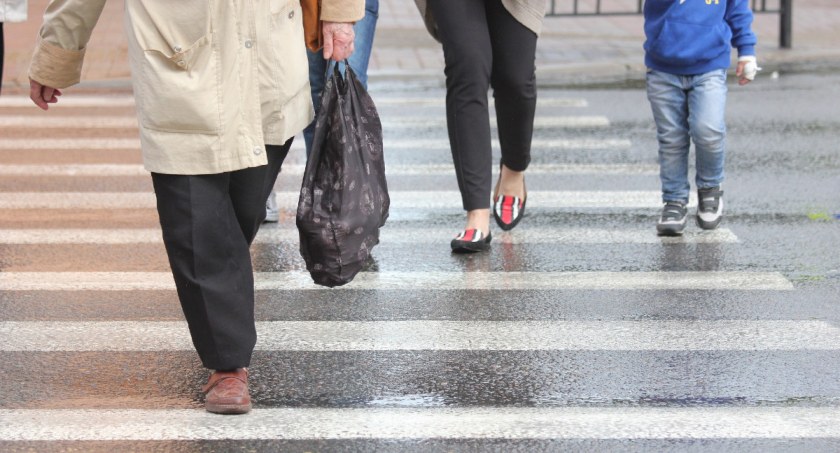 To miał być ukłon w stronę pieszych. Minęły dwa lata od wprowadzenia tych przepisów i okazuje się, że nie do końca ukłon zadziałał