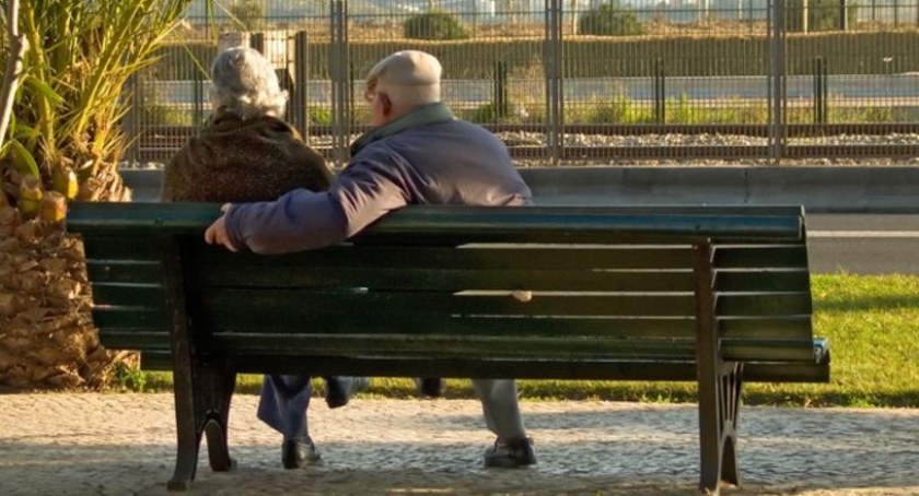 Polacy nie myślą o starości i nie odkładają pieniędzy na jesień życia