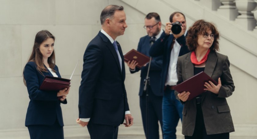 Prezydent RP wręczył nominację profesorką Elżbiecie Dąbrowicz z UwB