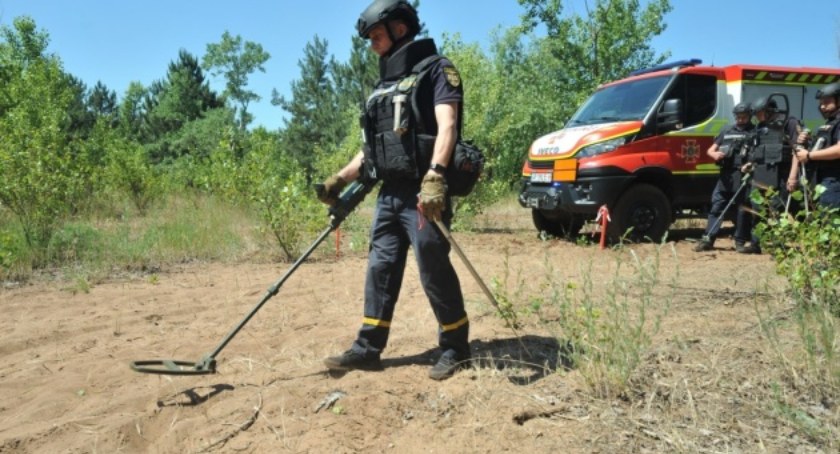 W obwodzie chersońskim, gdzie woda już opadła, saperzy sprawdzili pod kątem min ponad 700 hektarów
