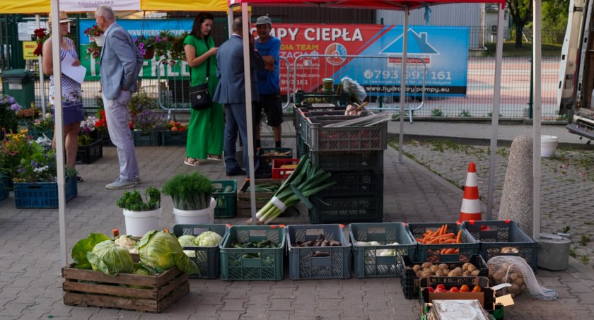 Na rynku na Kawaleryjskiej można już kupić owoce i warzywa