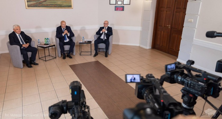 Pierwsze spotkanie w sprawie lotniska Krywlany wiele nie przyniosło. Ale marszałek chce pomóc prezydentowi Białegostoku, gdy pozna konkrety